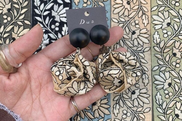 いつな⭐︎様お取引中⭐2822⭐❣️夏アクセ❣️オリジナル✴一点物インド刺繍 Rowan / bangle 白蝶貝の粒を細身のバングルに。 ふわりとした粒